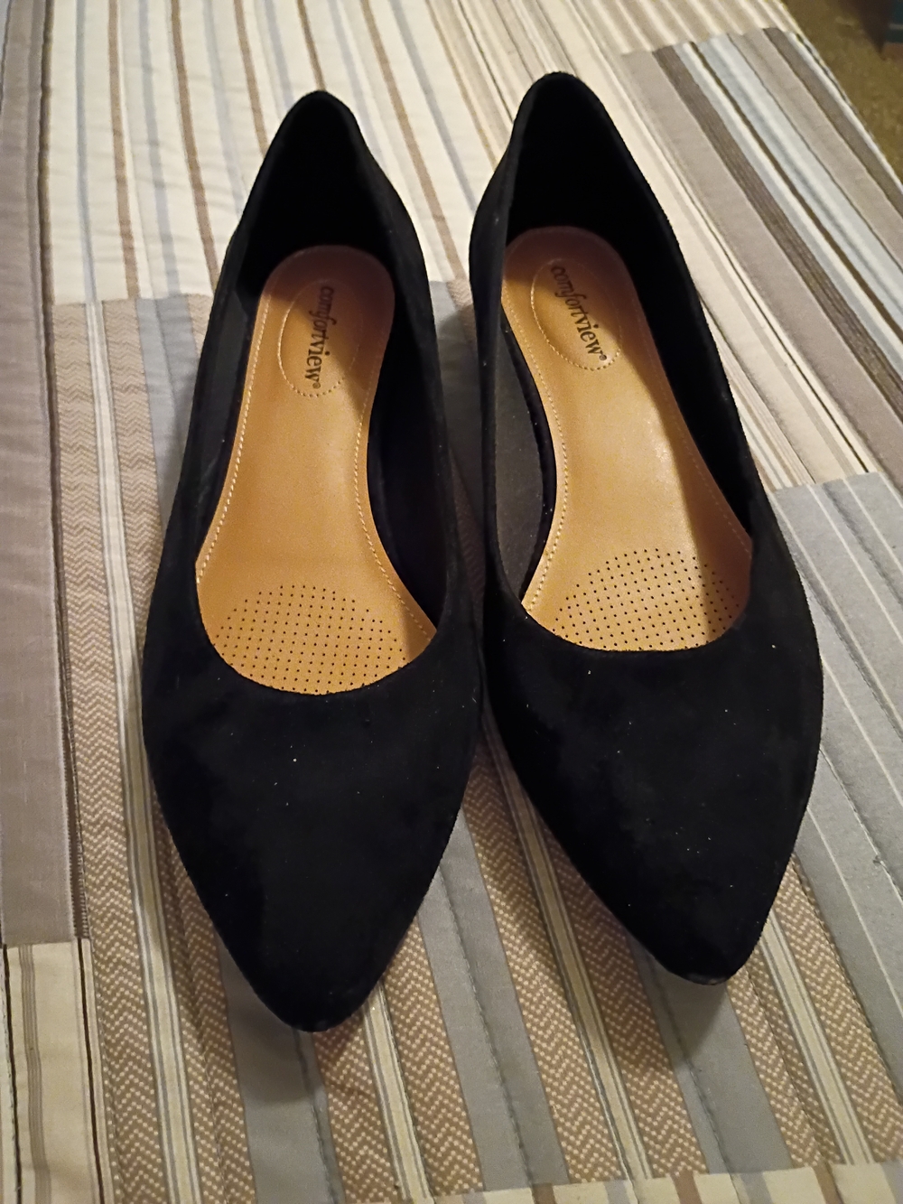 Comfortview Women's Black Pointed-Toe Flats